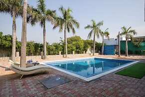 ELIVAAS Ivory Estate Pet-friendly Farm