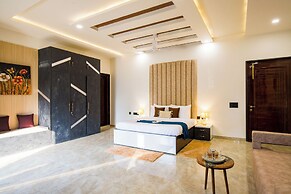 ELIVAAS Ivory Estate Pet-friendly Farm