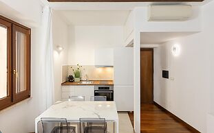Rental in Rome Vicolo Trevi Apartment