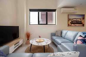 Unwind Bond Quarter Apartment 106