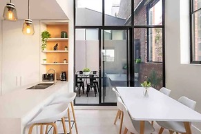 Unwind Bond Quarter Apartment 106