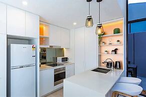 Unwind Bond Quarter Apartment 106