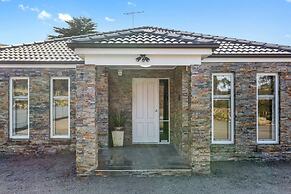 Unwind Bulla Hill Heights Retreat