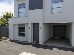 Unwind Modern City Townhouse