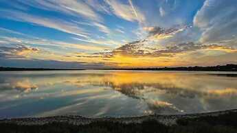Unwind Escape to the Lakeside