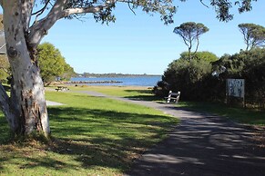 Unwind Escape to the Lakeside