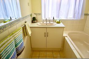 Lakeside Getaway - 4BR Jetty Wi-fi Waterfront