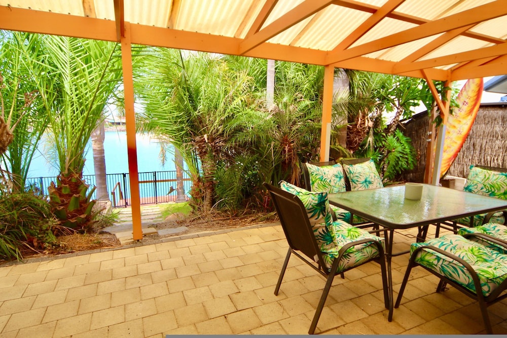 Lakeside Getaway - 4BR Jetty Wi-fi Waterfront