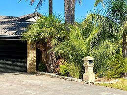 Lakeside Getaway - 4BR Jetty Wi-fi Waterfront