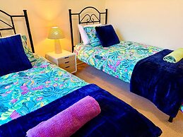 Lakeside Getaway - 4BR Jetty Wi-fi Waterfront