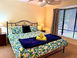 Lakeside Getaway - 4BR Jetty Wi-fi Waterfront