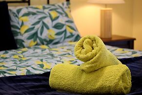 Lakeside Getaway - 4BR Jetty Wi-fi Waterfront