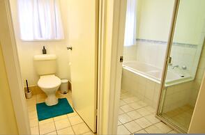 Lakeside Getaway - 4BR Jetty Wi-fi Waterfront