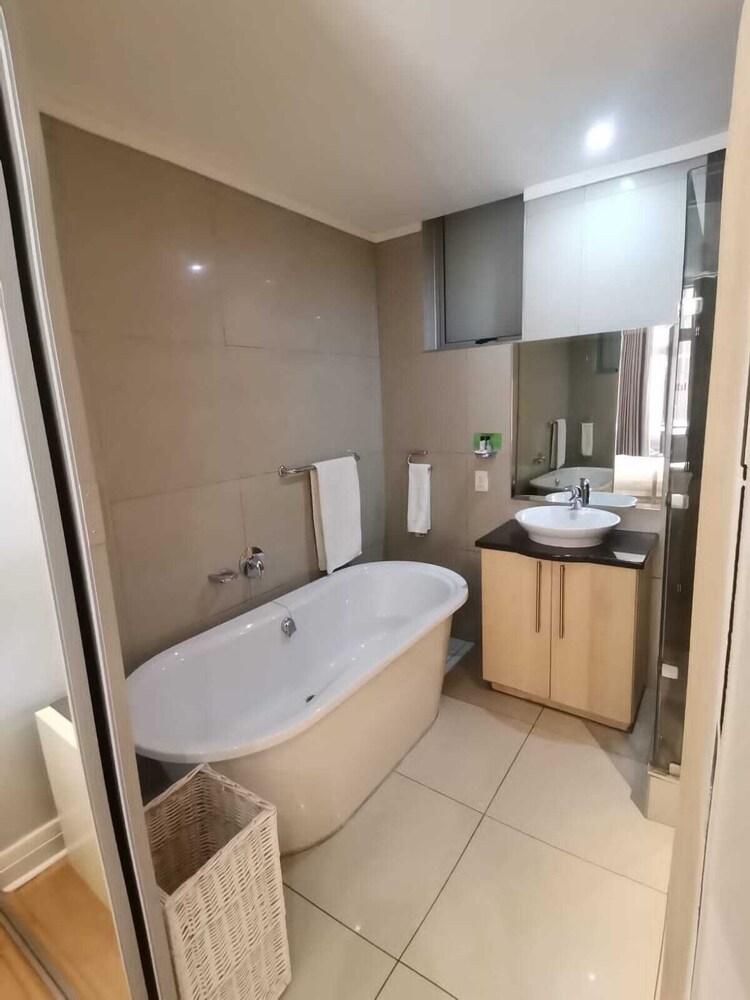 Glammys Suites at Hydro