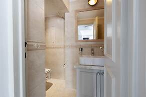 Massive 2-combo apt Unbeatable Acropolis Views 9pax