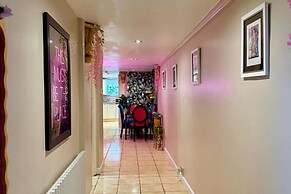 1 Bed Flat - Sleeps 5 - Pet Friendly - Parking