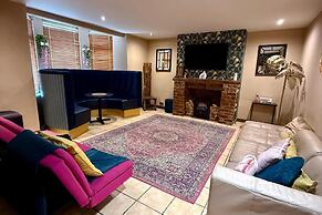1 Bed Flat - Sleeps 5 - Pet Friendly - Parking