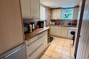 1 Bed Flat - Sleeps 5 - Pet Friendly - Parking