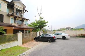 Chic 4BR Oasis With Gazebo, Your Dream Getaway