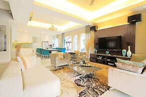 Chic 4BR Oasis With Gazebo, Your Dream Getaway