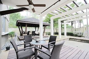 Chic 4BR Oasis With Gazebo, Your Dream Getaway