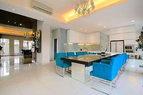 Chic 4BR Oasis With Gazebo, Your Dream Getaway