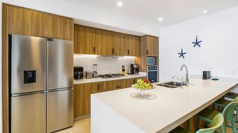 Stylish Beachfront 2BR - Balcony & Pools
