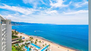 Stylish Beachfront 2BR - Balcony & Pools