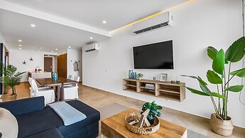 Stylish Beachfront 2BR - Balcony & Pools