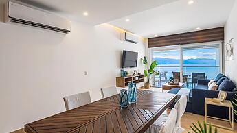 Stylish Beachfront 2BR - Balcony & Pools