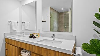 Stylish Beachfront 2BR - Balcony & Pools