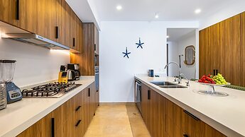 Stylish Beachfront 2BR - Balcony & Pools