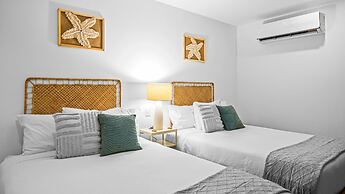 Stylish Beachfront 2BR - Balcony & Pools