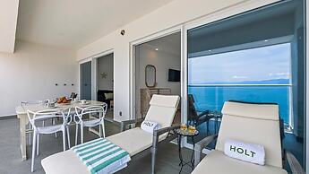 Stylish Beachfront 2BR - Balcony & Pools