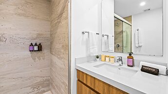 Stylish Beachfront 2BR - Balcony & Pools