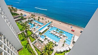 Stylish Beachfront 2BR - Balcony & Pools