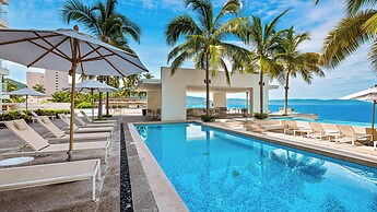 Stylish Beachfront 2BR - Balcony & Pools
