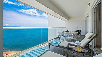 Stylish Beachfront 2BR - Balcony & Pools
