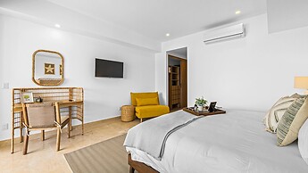 Stylish Beachfront 2BR - Balcony & Pools