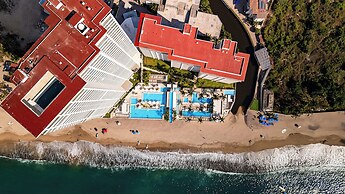Stylish Beachfront 2BR - Balcony & Pools