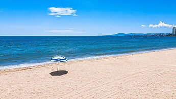 Stylish Beachfront 2BR - Balcony & Pools