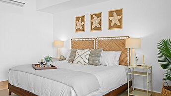 Stylish Beachfront 2BR - Balcony & Pools