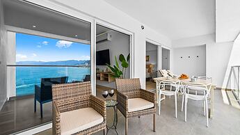 Stylish Beachfront 2BR - Balcony & Pools
