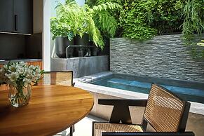 Singular Signature Residences