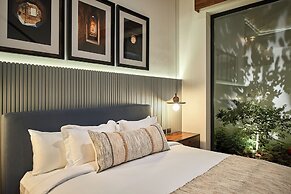 Singular Signature Residences