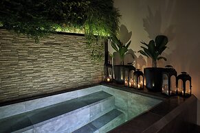 Singular Signature Residences