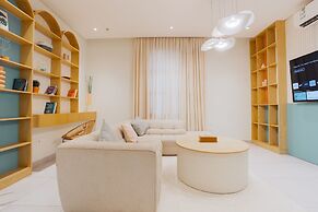 Three Bedroom Colorful & Exotic Flat in Alrabie