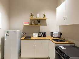 Comfortable Two BR Home With Shared Garden