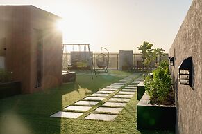 Modern Studio & Shared Garden in Prime Location
