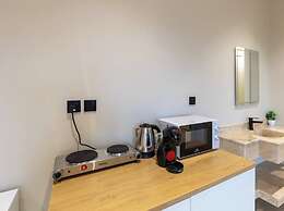 Modern Studio & Shared Garden in Prime Location